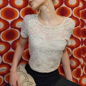 LACE DETAIL CREAM CROP TOP